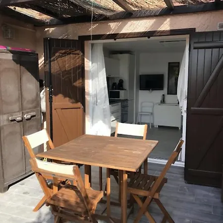 Apartament Charming Apt With Terrace Next To The Beach