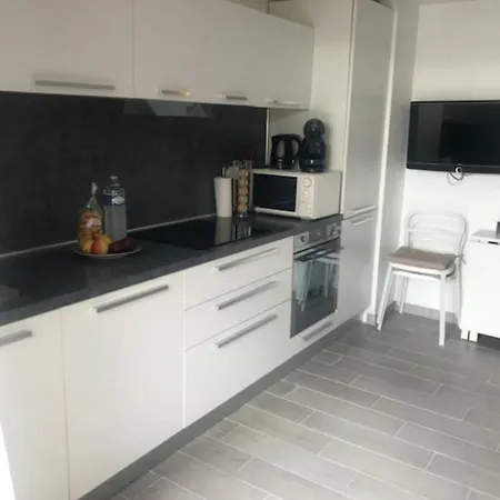 Апартаменты Charming Apt With Terrace Next To The Beach *